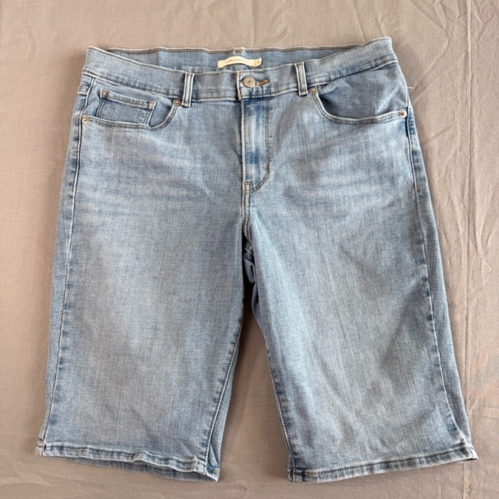 Levis Bermuda Shorts‎ Womens Size 31 Blue Light Wash 34x11